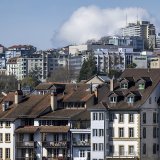 Cette hausse réglementée de 25 points de base, à 1,75%, avait alors ouvert la porte à l'augmentation par les bailleurs à hauteur de 3% des loyers indexés sur cet instrument. (KEYSTONE/Peter Schneider)